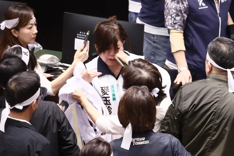 林淑芬「右鉤拳」直擊麥玉珍。彭欣偉攝