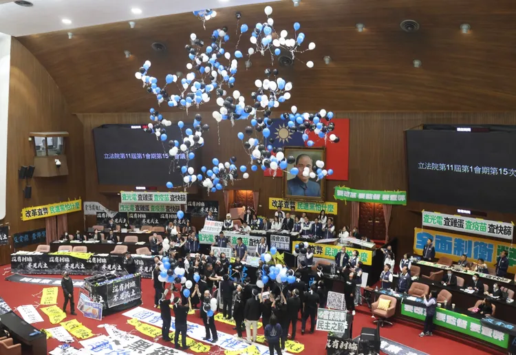 綠委釋放藍黑白三色汽球，聲稱「象徵藍白黑箱幽靈盤據在立法院上」。彭欣偉攝