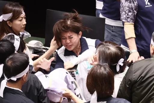 立法院圖輯｜朝野過招「武鬥場」+「嘉年華」　藍白拖、氣球全出籠