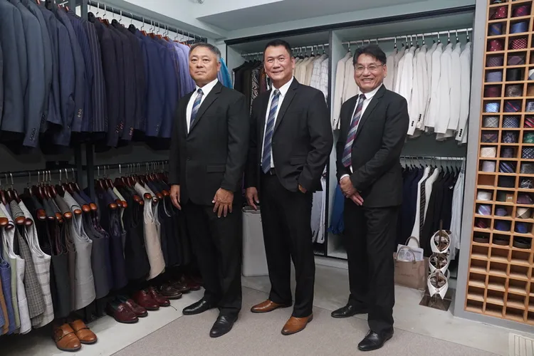 康明杉、黃平洋、謝長亨試西裝。  中央社