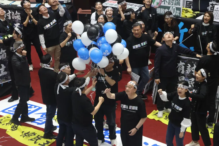 民進黨團攜帶氣球進場。彭欣偉攝