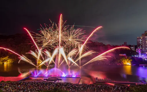 千發璀璨煙火綻放碧潭夜空 吊橋光雕、水舞共演300秒震撼又浪漫