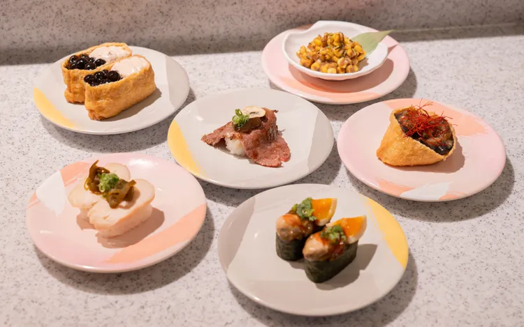 壽司店沒有規定用餐時間，因此靠送東西來拚翻桌率相當聰明。資料照