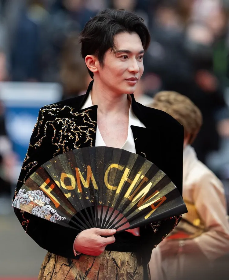 另一位的扇子上寫著「FROM CHINA」。翻攝微博