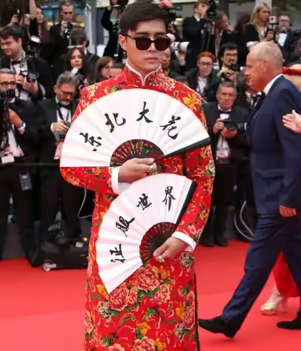 中國網紅拿著寫有「東北大花」、「征服世界」的摺扇。翻攝時尚音浪花小娛微博