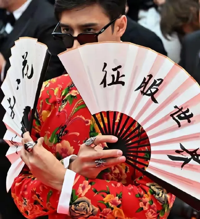 中國網紅拿著寫有「東北大花」、「征服世界」的摺扇。翻攝時尚音浪花小娛微博