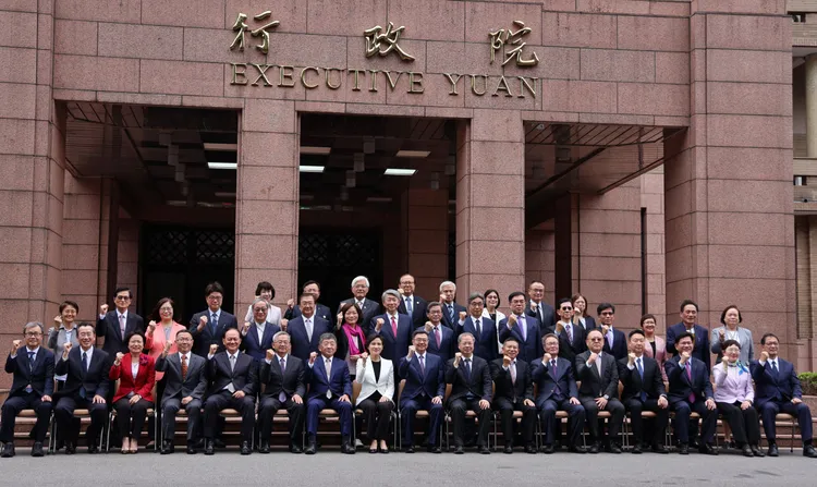 行政院長卓榮泰與新閣員一同拍攝上工照。莊宗達攝