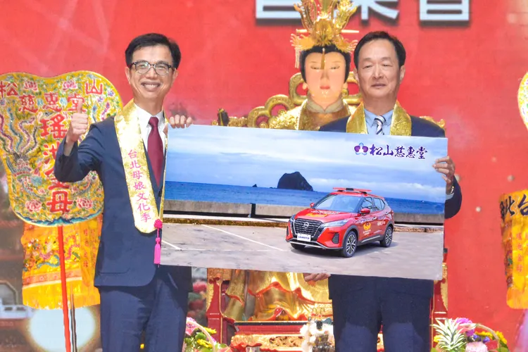 裕隆日產總經理鐘文川代表捐贈NISSAN KICKS卓越版一輛做為消防警備車，並由台北市義消黃忠曉總隊長代表受贈。業者提供