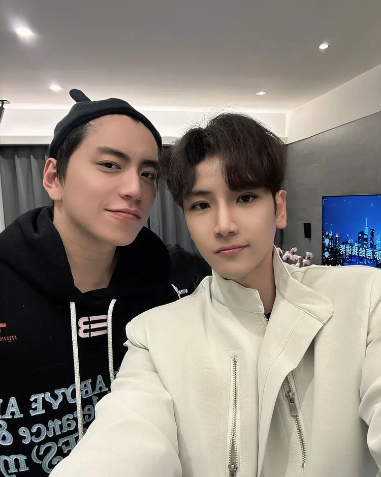 這名R哥自稱是GIA珠寶鑑定、設計師、機師，經常在社群平台分享自己的時尚生活照，還曾與男星王大陸合影PO網。翻攝《mr.r.bro》的IG