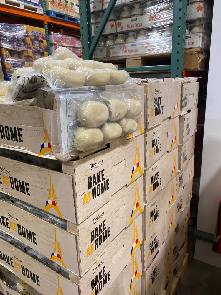 好市多架上麵包整袋發霉，但賣場人員毫不知情。翻攝《Costco好市多 商品經驗老實說》臉書