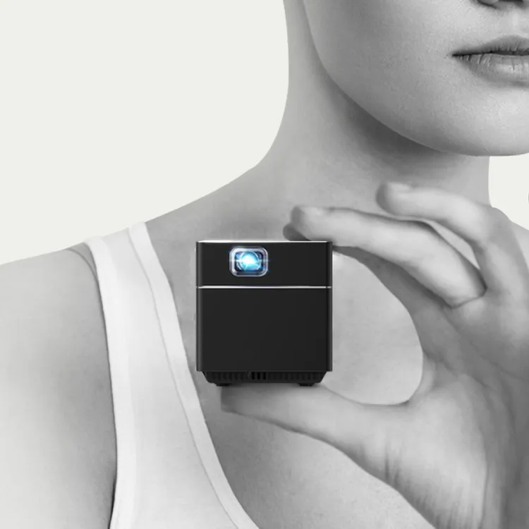 比小蘋果更小巧， Warpple 小方塊投影機純黑金屬機身口袋帶著走。業者提供