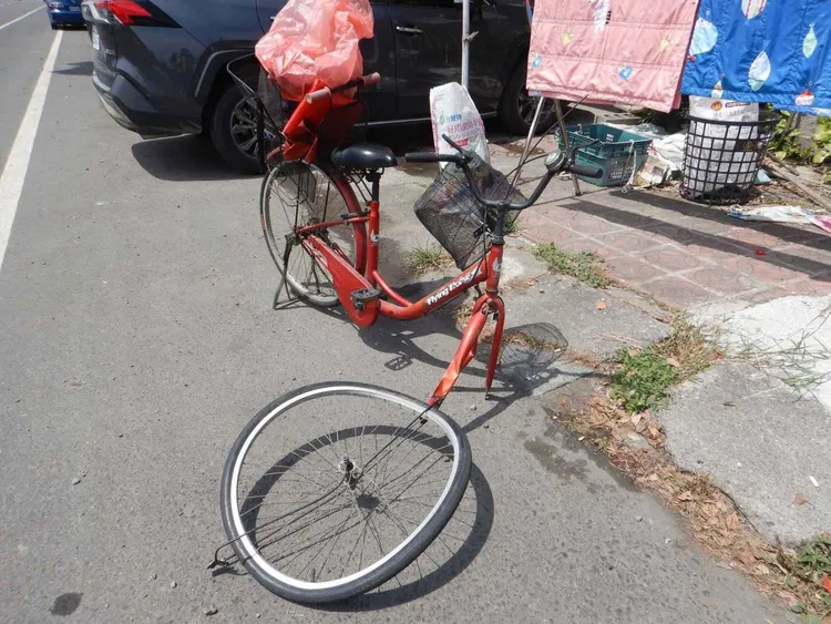 陳姓婦人腳踏車前輪支架被撞斷。民眾提供