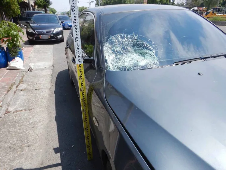 鍾男自小客車前擋風玻璃右側撞碎。民眾提供