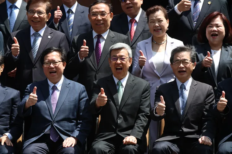 陳建仁率閣員比讚。攝影中心