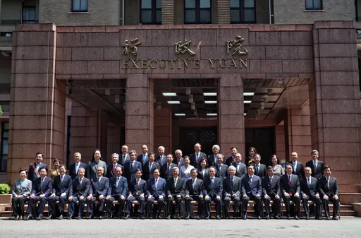 圖多|陳建仁率內閣總辭 送給閣員「這禮物」!寓意曝光