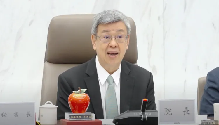 陳建仁送給閣員蘋果瓷器。行政提供