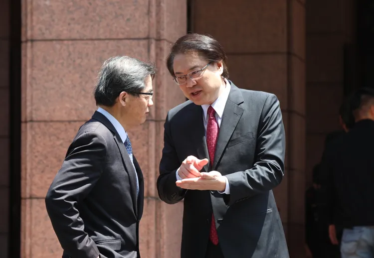 內政部長林右昌（右）去向令外界關注。攝影中心