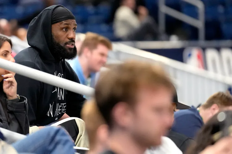 詹姆士今天到現場看兒子打球。  美聯社