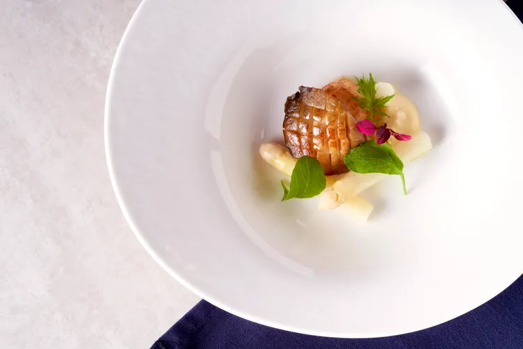 Fresh & Aged美福乾式熟成牛排館限時推出的母親節套餐業界獨有，主打極其珍稀的季節白蘆筍。業者提供