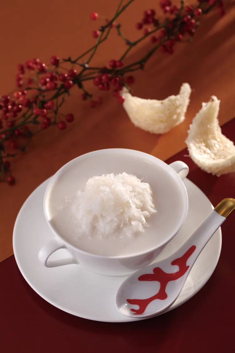 同桌單筆消費滿2萬元，即可獲得精美的「臻品燕窩禮盒(4入組)」一份(原價3800元)。業者提供