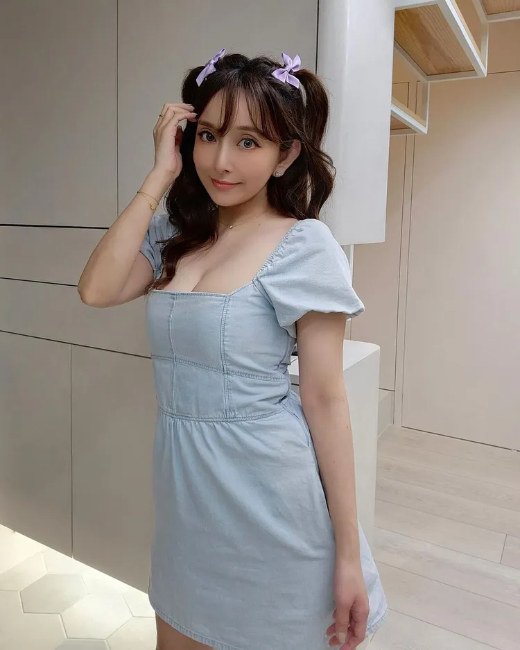 41歲日籍女星千田愛紗在IG分享她穿著牛仔低胸洋裝，露出白皙乳溝。翻攝《aisa1108》的IG