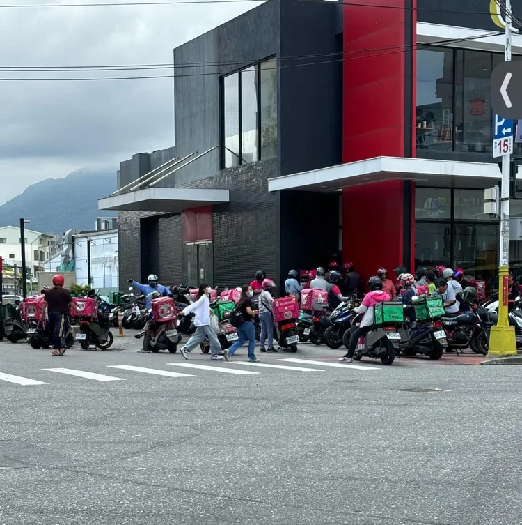 花蓮麥當勞被外送員包圍。翻攝路上觀察學院臉書