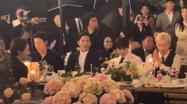 強仁一度跑上台想跳《Sorry Sorry》遭制止，利特幫說話「請大家原諒強仁」。翻攝IG