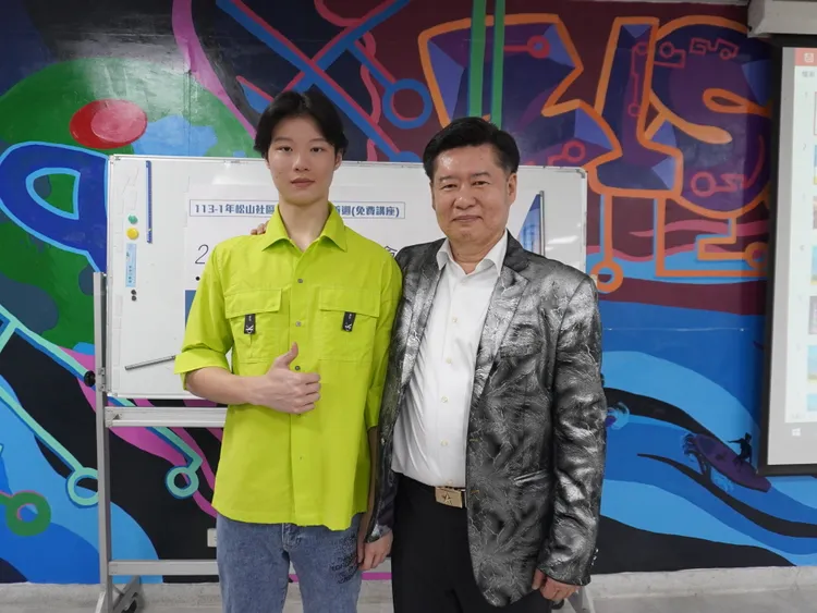 何柏廷（左）求教股市名師張宇明，希望將來賺錢不會被騙光。和家馨提供