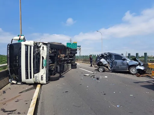 桃園台66平鎮段5車事故 1大貨車側翻!2駕駛人受傷送醫