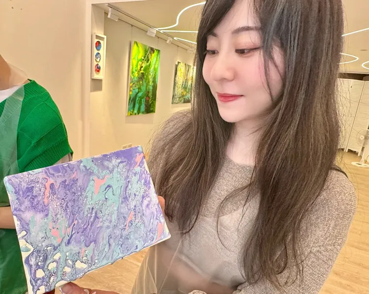 實踐大學設計系林渝欣：「麗美老師實際帶領我們體驗瞬間流的美，過程沒有訣竅，想怎麼畫就怎麼畫，墨會自然的形成它的形狀。當然，成品也是令人喜歡、開心的。」