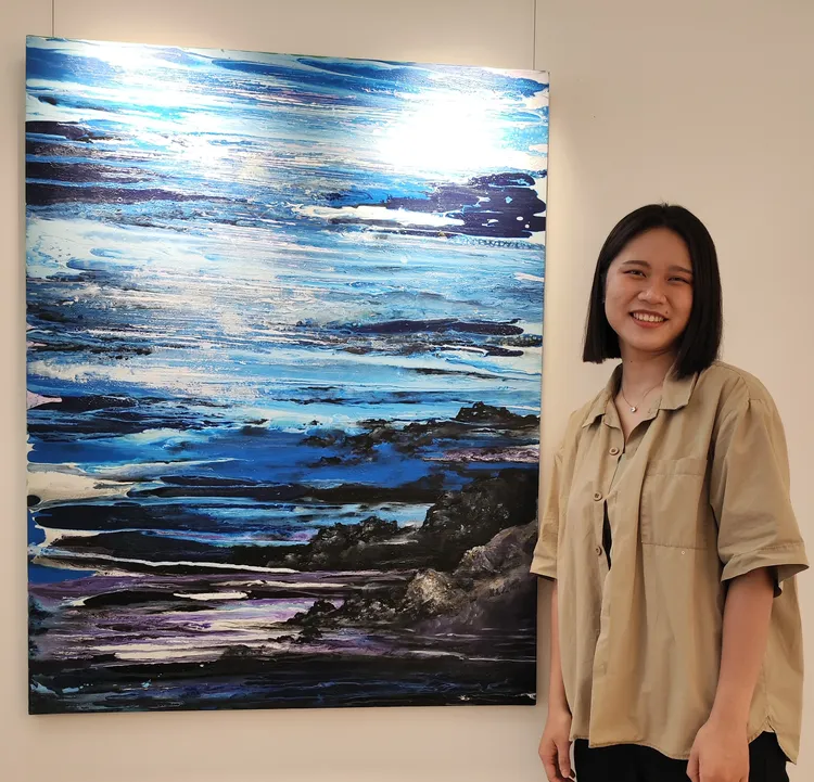 嘉大視覺藝術系古嘉惠：「最喜歡這幅以藍色為基底的作品，彷彿回到平靜卻又波濤洶湧的海，寬闊且帶著力量，直向作畫讓作品更有景深層次且能無限延伸，真的喜歡到好想扛回家！」