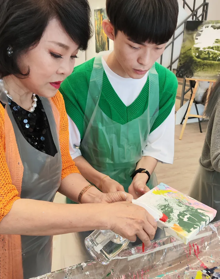 北教大藝術造型系張軒瑋：「色彩在畫布上流淌、融合、分離，形成各種奇妙的圖案和紋理。有時，這些色彩像是流水般柔和，有時又像是火焰般熾熱，營造出一種神秘而動人的氛圍。」