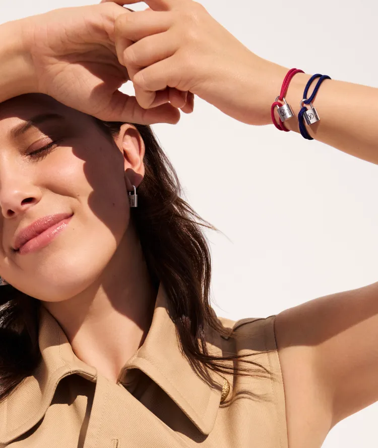 米莉巴比布朗與LV合作推出了全新Silver Lockit系列設計，並親自拍攝廣告。品牌提供