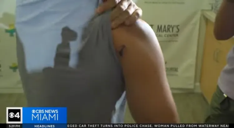 Marlin Deere Wakeman被第二條鯊魚攻擊肩膀傷勢。翻攝　CBS News