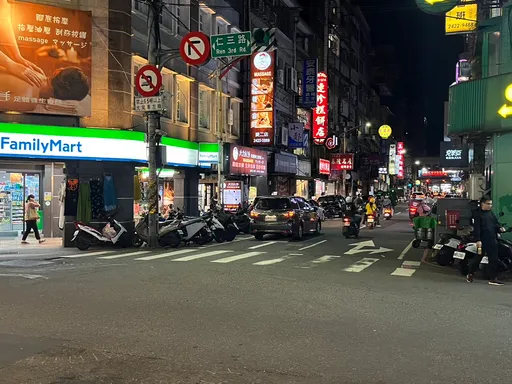 基隆百年老店前爆濺血!男討3萬借款遭砍傷手掌 警逮欠錢2嫌