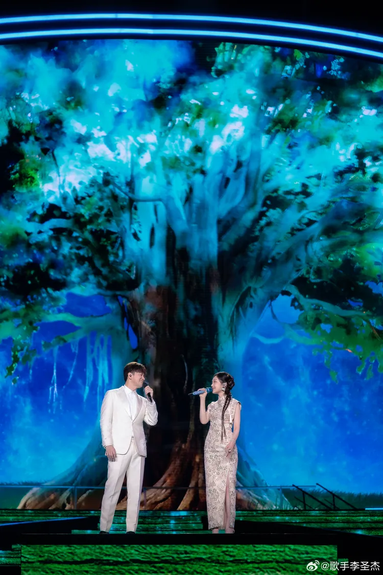 李聖傑（左）和希林娜依·高在一棵榕樹下對唱。翻攝李聖傑微博