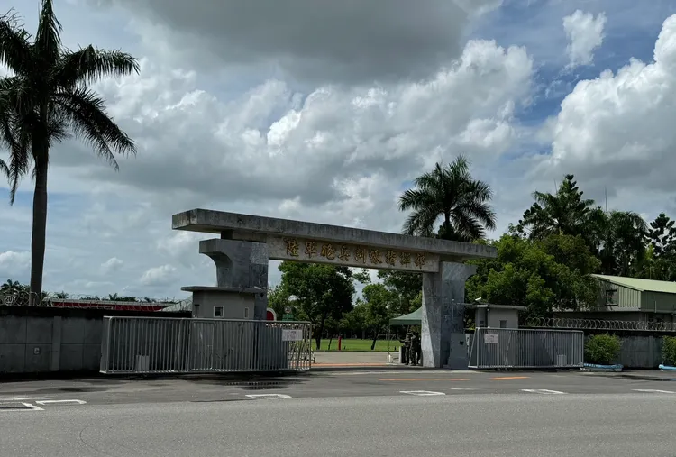 現址為軍營的永康創意設計園區，位於台南「永康區」，預計2025年動工，周遭老宅備受自住客喜愛，成交房價與中古屋相當。永慶房產集團提供