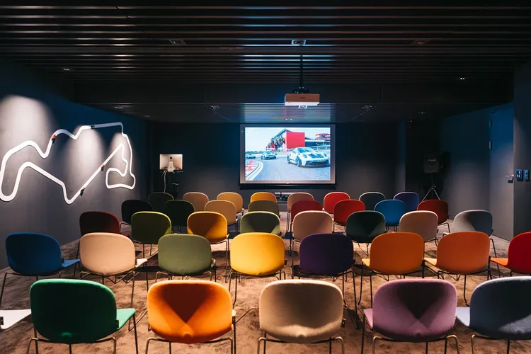 簡報室中以 「Porsche Exclusive Manufaktur 」客製化服務概念打造的座椅，各個元素都展現保時捷豐富的賽車歷史與對速度的熱情。業者提供