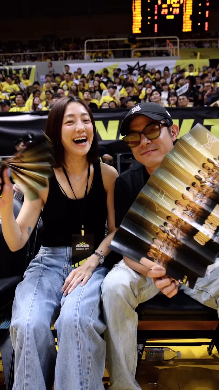 謝欣穎（左）、王柏傑17日看PLG籃球賽。翻攝newtaipeikings IG
