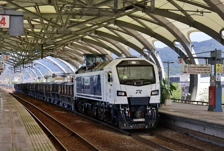 R200柴電機車也是台鐵首次配備周邊攝影機的車種。台鐵提供