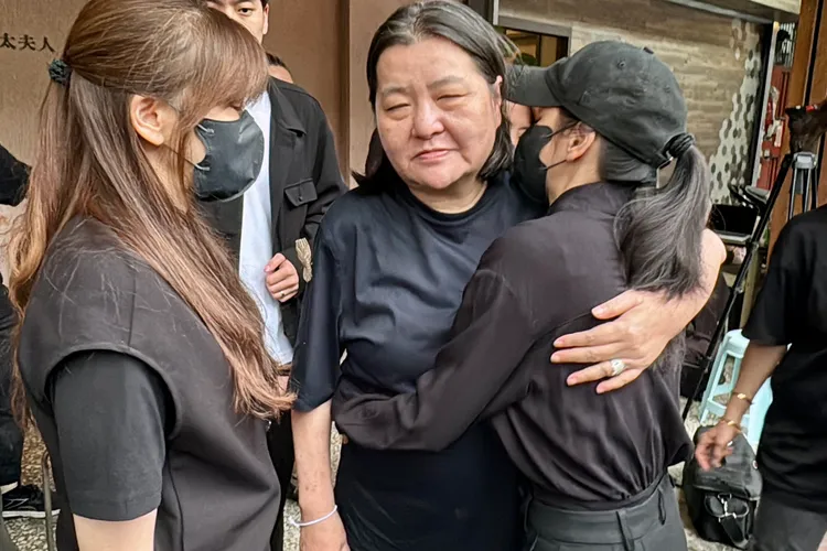 徐若瑄（右）給予邱瓈寬「心疼擁抱」，請寬姐照顧好身體。特勤中心攝