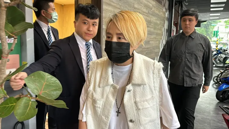 李明依和兒子威利到寬姐媽媽靈堂致意。特勤中心攝