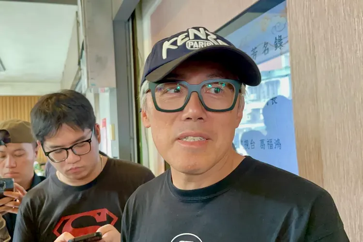 張宇到寬姐母親靈堂致哀5分鐘。特勤中心攝