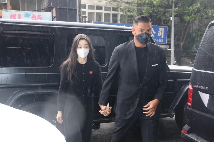 黑范夫妻牽手一同前來致意。資料照片