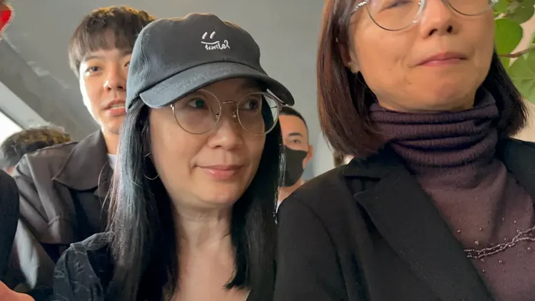 黃嘉千素顏（左）跟律師賴芳玉一起來靈堂致哀。特勤中心攝