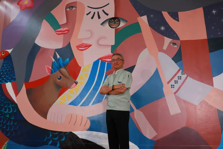 中華汽車陳昭文總經理推動藝術進駐計畫，邀請原民藝術家米路哈勇彩繪廠區，打造零距離的美術館。業者提供