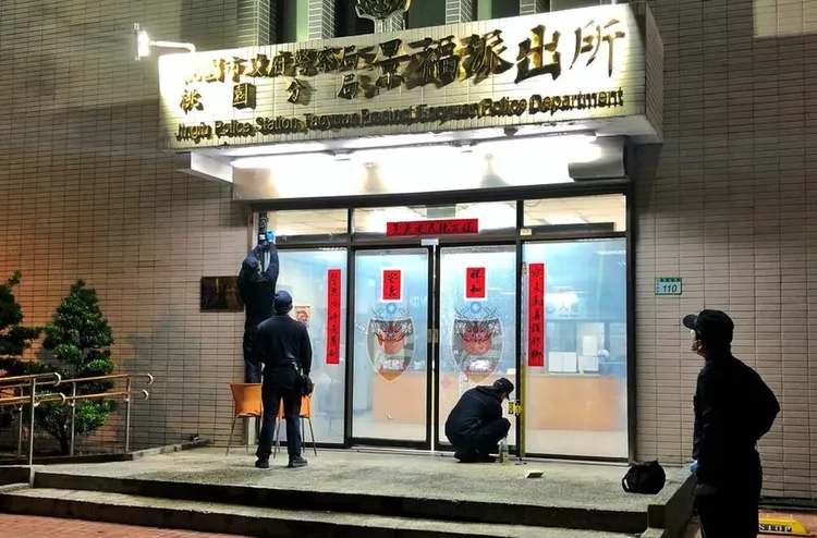 楊男朝景派出所掃射14槍。中央社