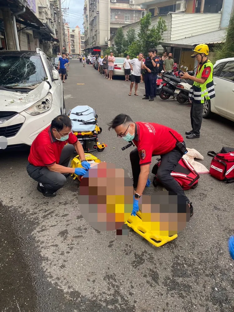 嘉義市民生南路一棟5層樓民宅今晨發生火警，一名男子燒燙傷從頂樓跳下，全身多處骨折送醫。嘉義市消防局提供