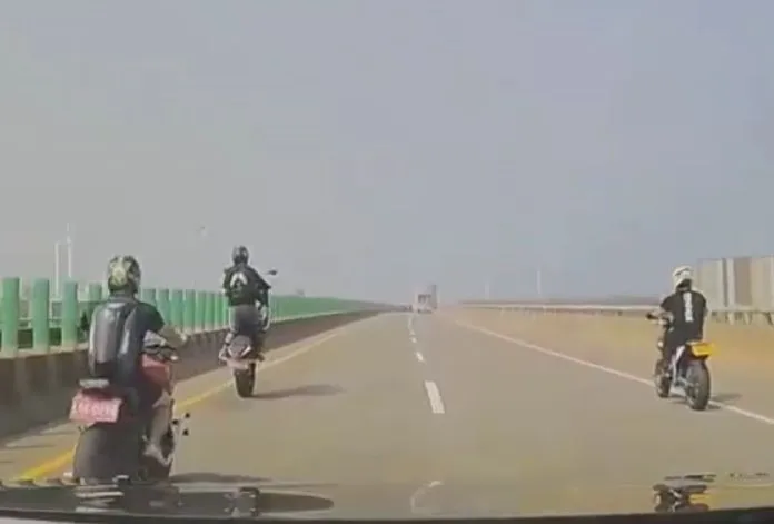 台61線因不收費，常有重型機車與大型車行駛。翻攝自《記者爆料網》