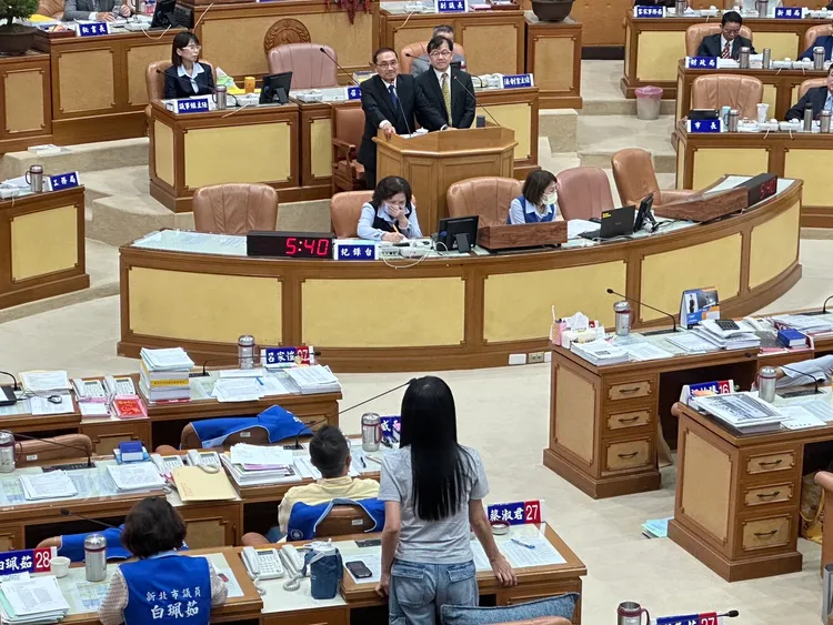 「林口阿姨」新北市議員蔡淑君從教育、交通與民生三個面向提出質詢，市長侯友宜對其挖掘地方問題給予肯定。曾佳俊攝